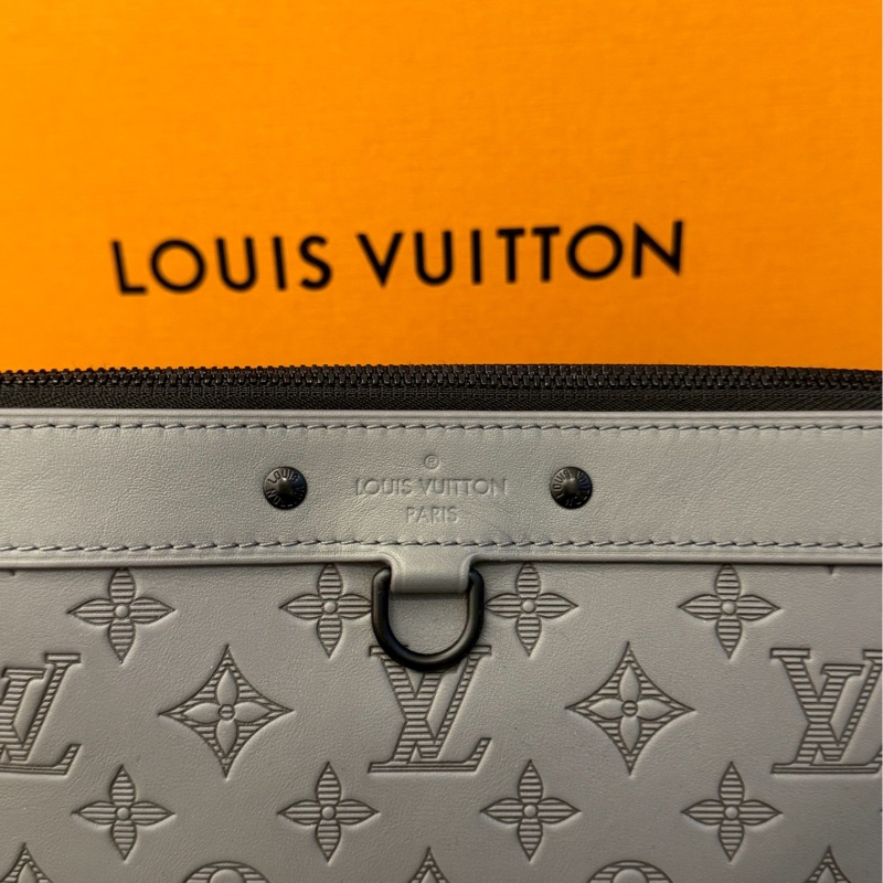 LV灰色壓紋手拿包-4