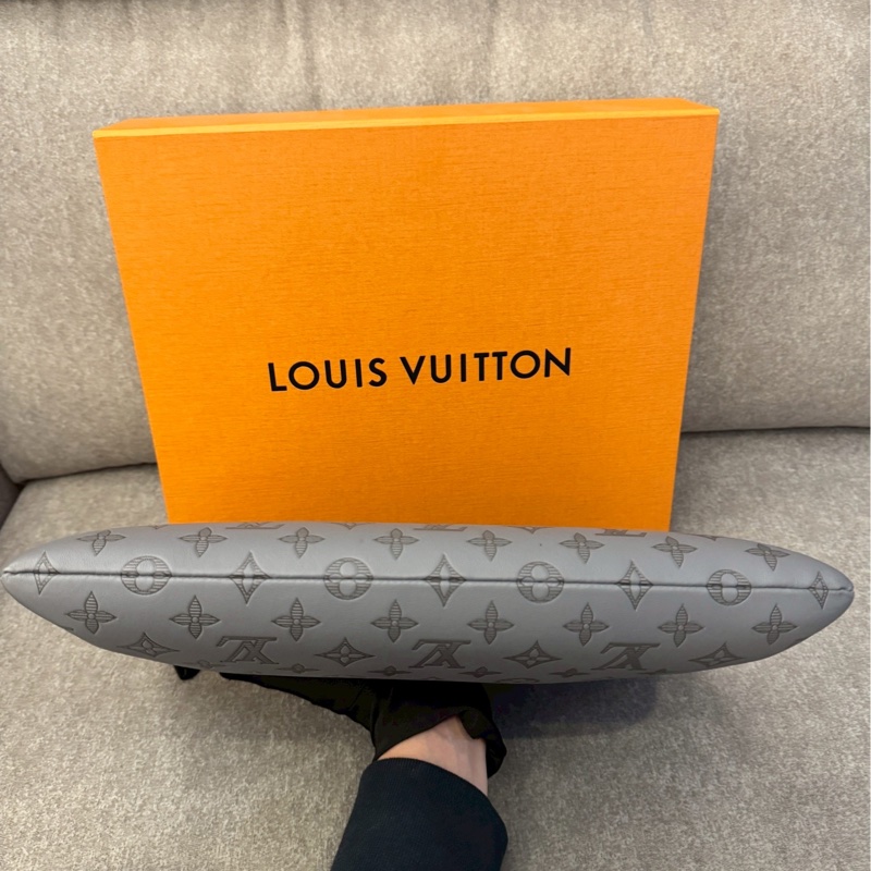 LV灰色壓紋手拿包-5