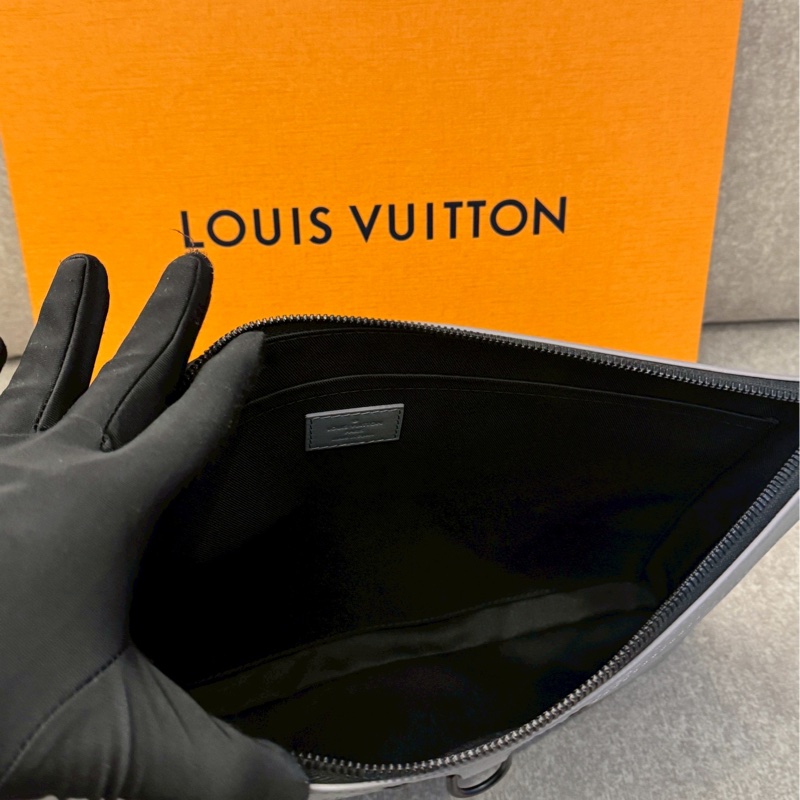 LV灰色壓紋手拿包-6