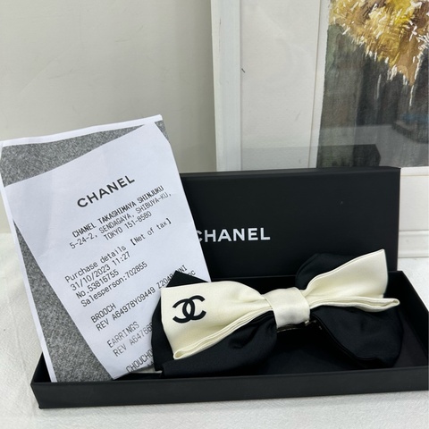 Chanel香奈兒23B黑白拼色蝴蝶髮夾，經典雙C logo點綴，做工精緻，黑白配色高級大氣，很韓系 有購證