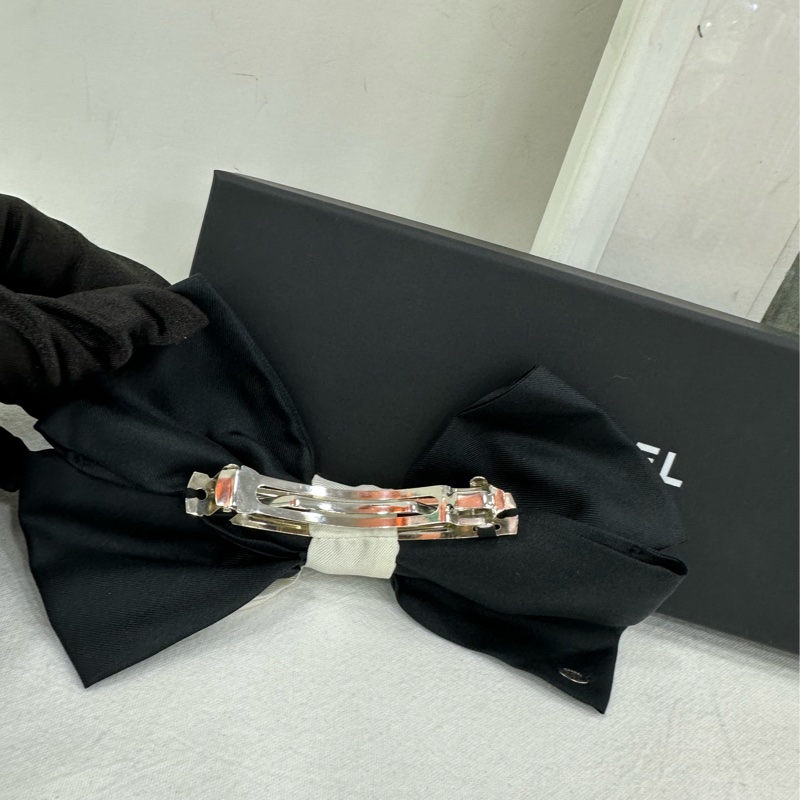 Chanel香奈兒23B黑白拼色蝴蝶髮夾,經典雙C logo點綴,做工精緻,黑白配色高級大氣,很韓系 有購證-4