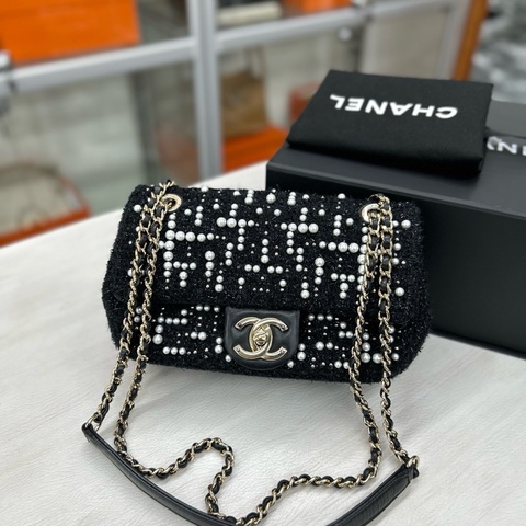 Chanel 黑色毛呢珍珠翻蓋CF大mini,尺寸約20*12,鐳射24開 附件塵袋、盒。