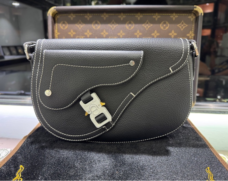 DIOR迪奧 可調節肩帶磁性翻蓋 粒面牛皮革 馬鞍包信使包單肩斜挎包 男款 黑色  24年編碼。-1