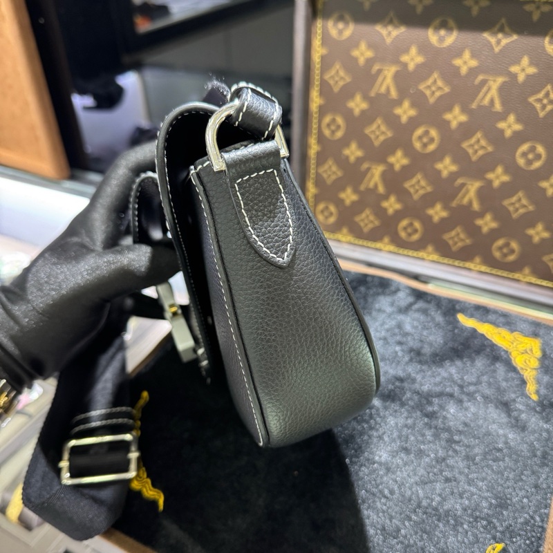 DIOR迪奧 可調節肩帶磁性翻蓋 粒面牛皮革 馬鞍包信使包單肩斜挎包 男款 黑色  24年編碼。-4