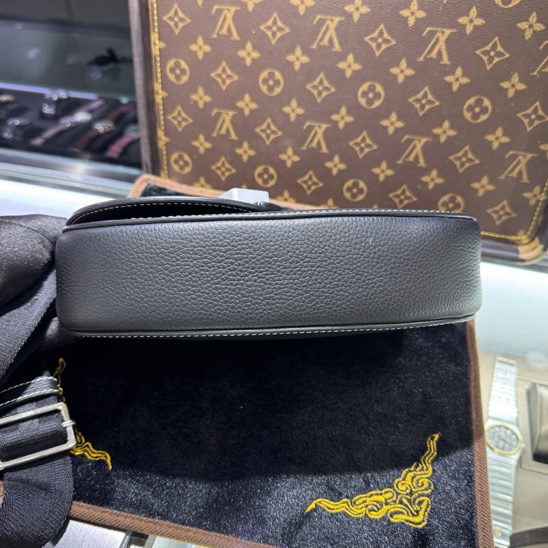 DIOR迪奧 可調節肩帶磁性翻蓋 粒面牛皮革 馬鞍包信使包單肩斜挎包 男款 黑色  24年編碼。-5