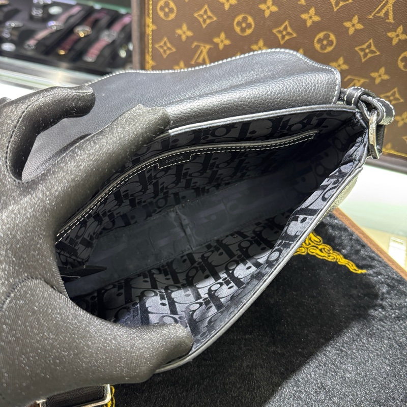 DIOR迪奧 可調節肩帶磁性翻蓋 粒面牛皮革 馬鞍包信使包單肩斜挎包 男款 黑色  24年編碼。-6