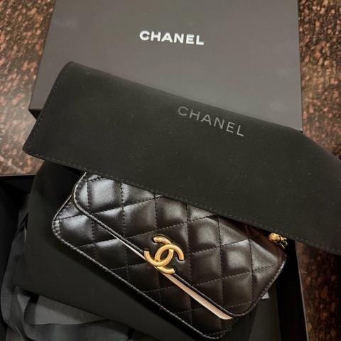 Chanel 仿舊金雙C小牛皮雙金球斜背包AP3652