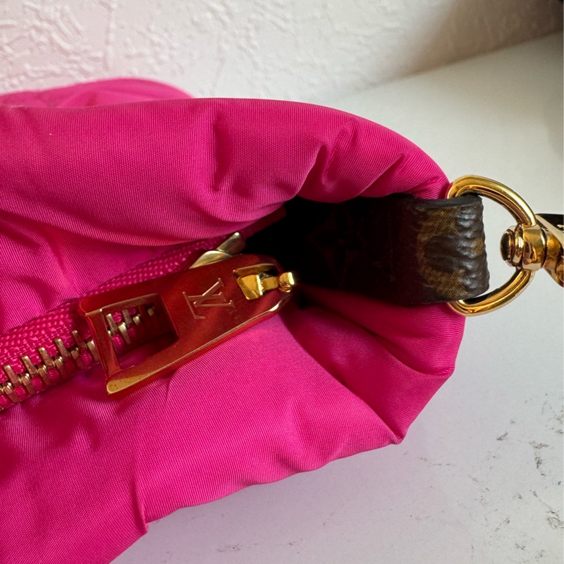 LV桃+黑尼龍三合一斜背包❤️限量款必買一顆包兩個人背✨✨-13