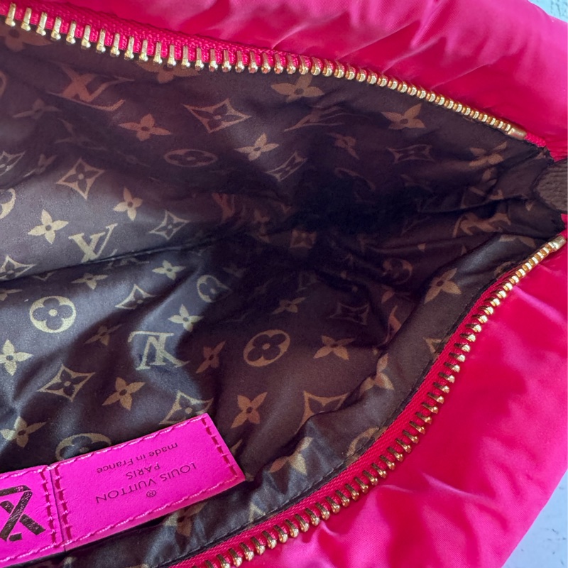 LV桃+黑尼龍三合一斜背包❤️限量款必買一顆包兩個人背✨✨-17