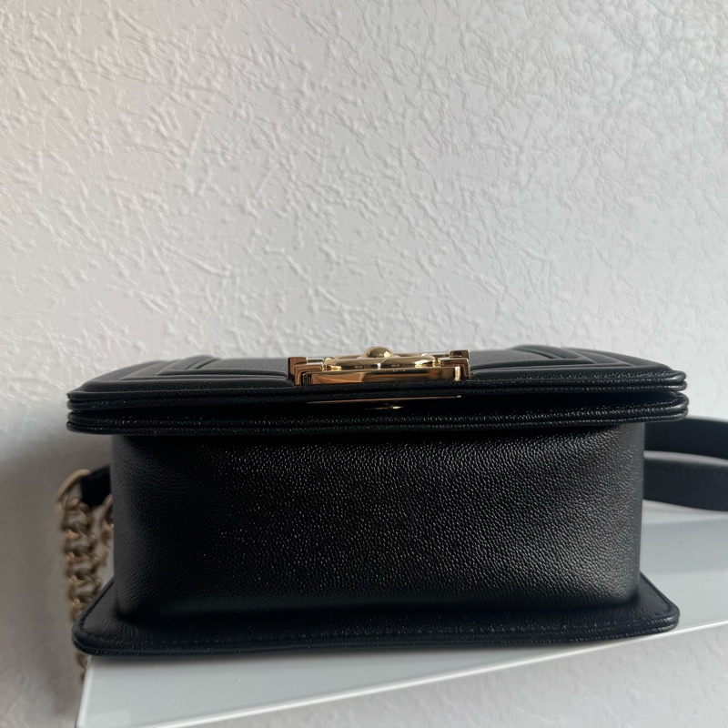 chanel黑色淡金boy20 天菜尺寸 超特別上面有logo❤️-4