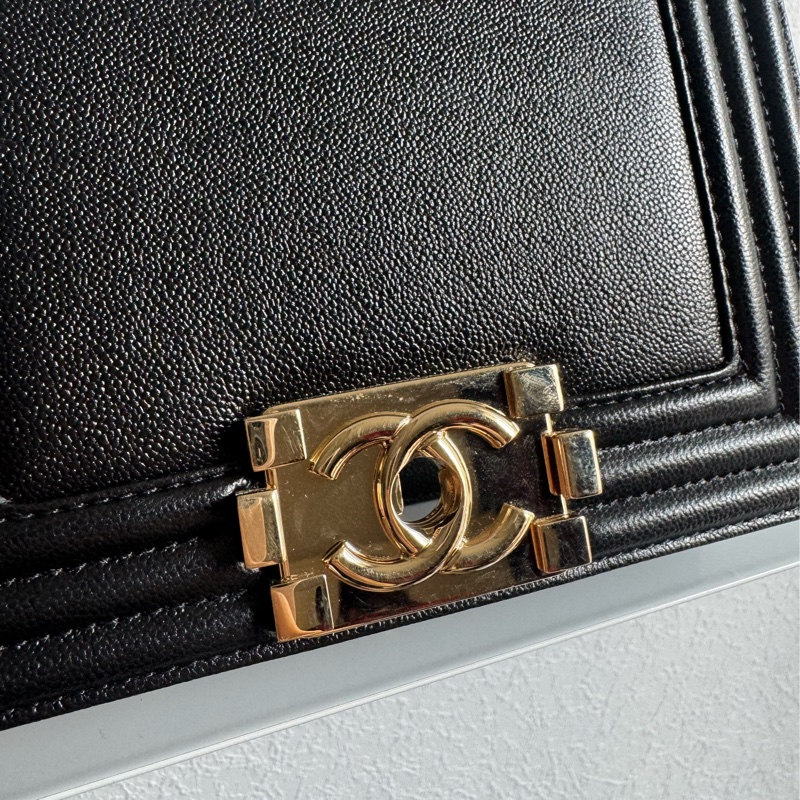 chanel黑色淡金boy20 天菜尺寸 超特別上面有logo❤️-9