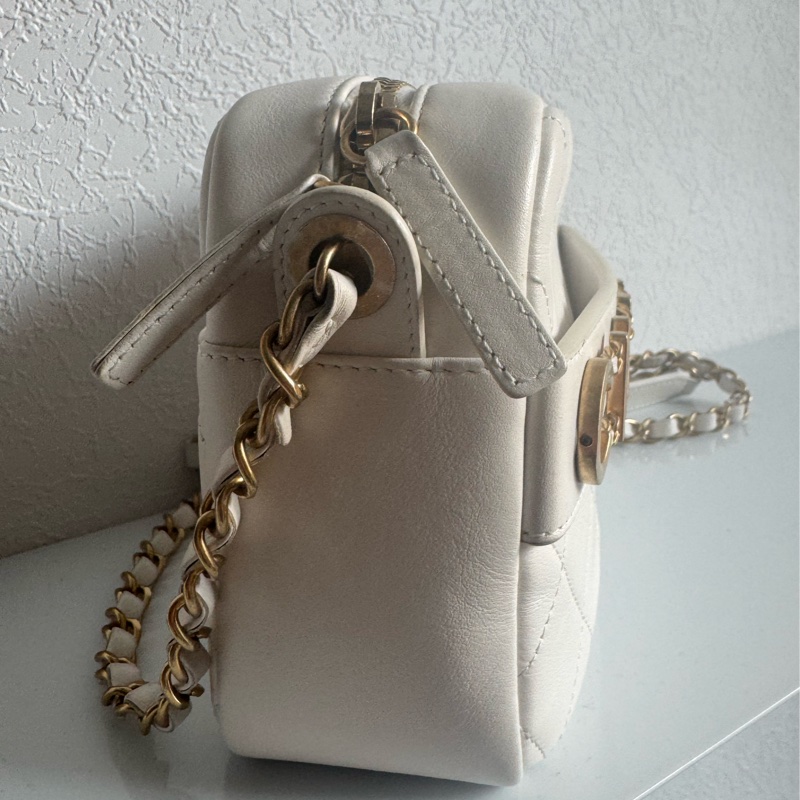 Chanel白色金立體字母相機包❤️部分膠膜未撕-3