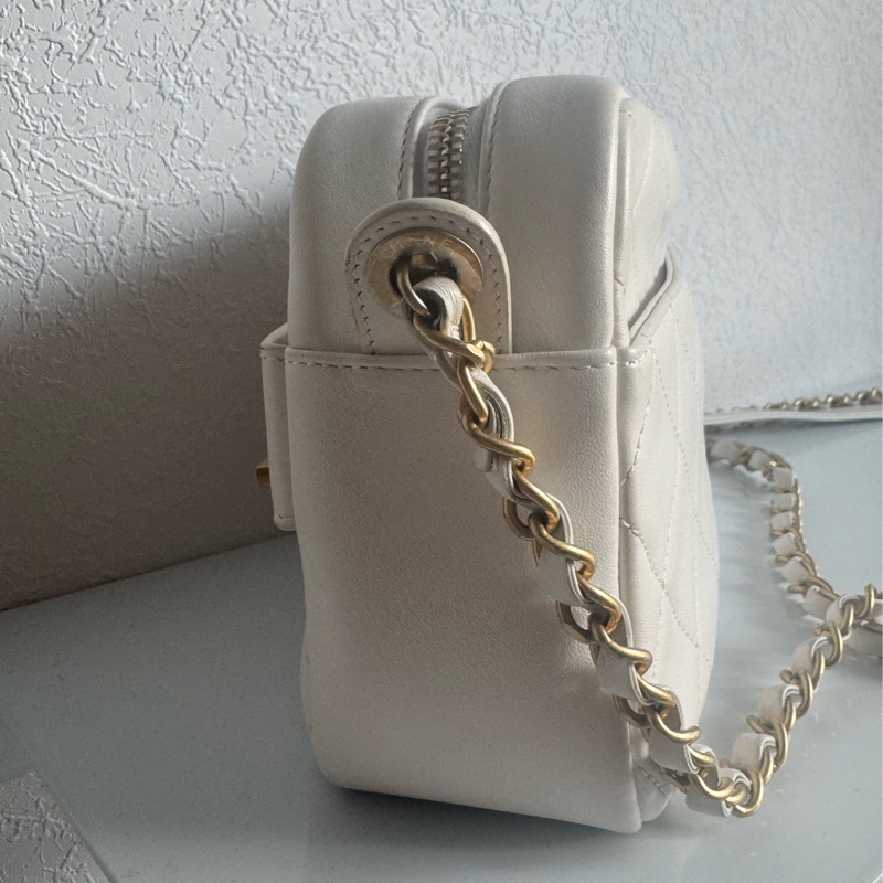 Chanel白色金立體字母相機包❤️部分膠膜未撕-4
