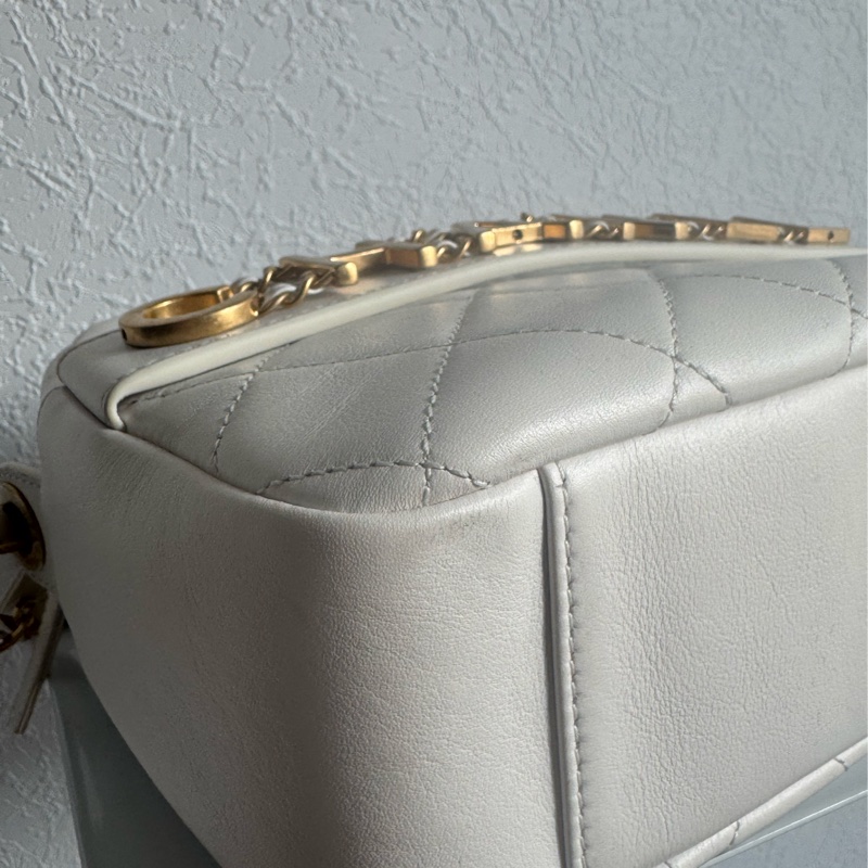 Chanel白色金立體字母相機包❤️部分膠膜未撕-7