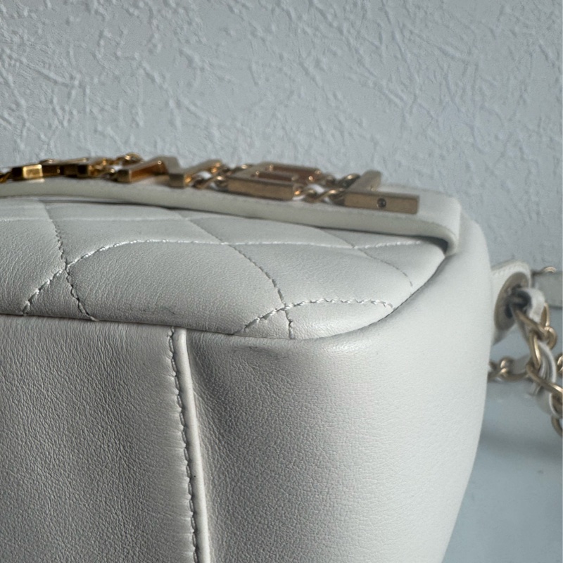 Chanel白色金立體字母相機包❤️部分膠膜未撕-8