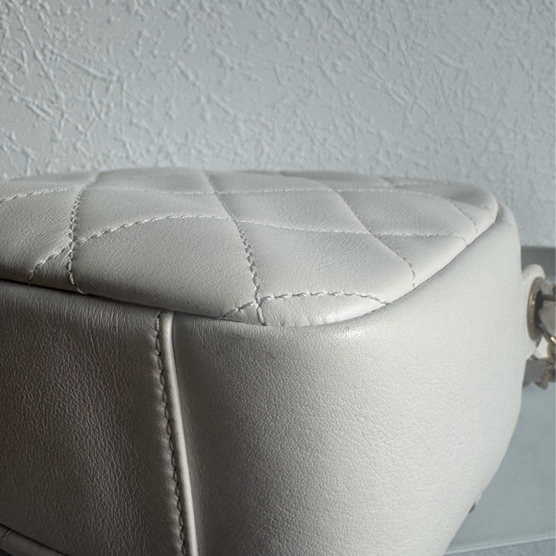 Chanel白色金立體字母相機包❤️部分膠膜未撕-9