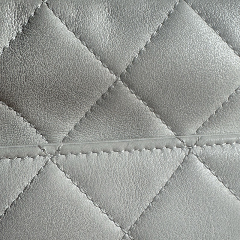 Chanel白色金立體字母相機包❤️部分膠膜未撕-10