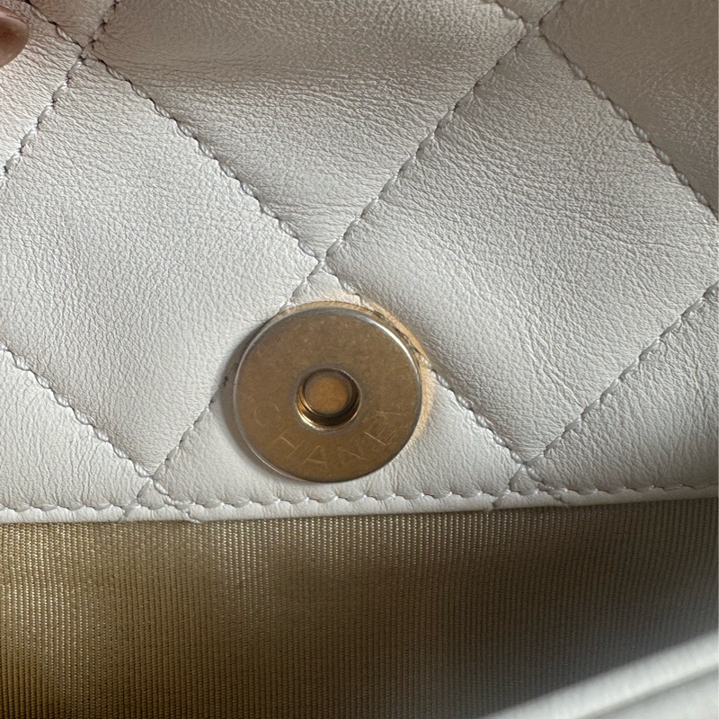 Chanel白色金立體字母相機包❤️部分膠膜未撕-13