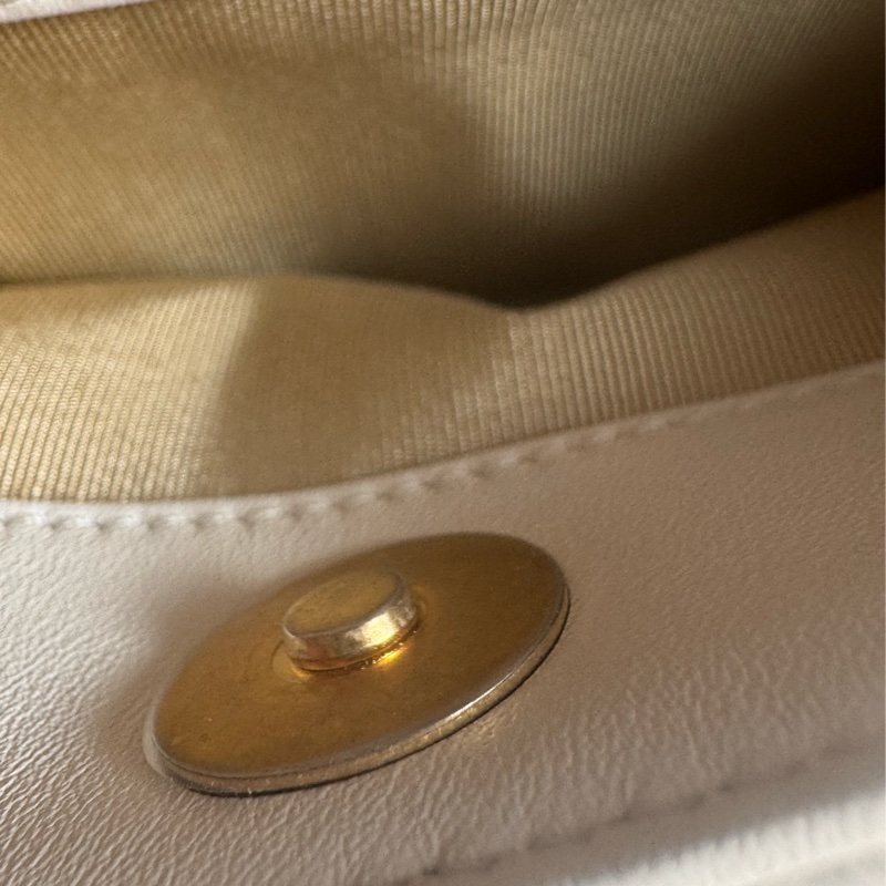 Chanel白色金立體字母相機包❤️部分膠膜未撕-14