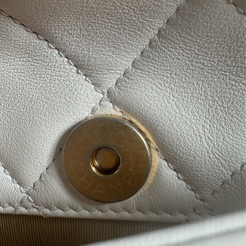 Chanel白色金立體字母相機包❤️部分膠膜未撕-15