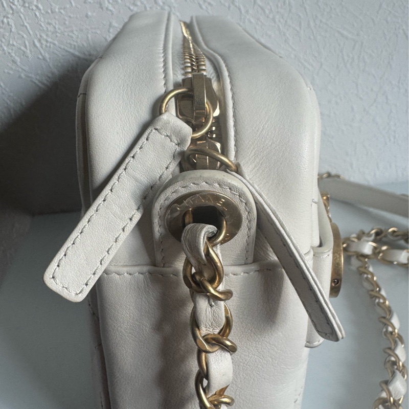 Chanel白色金立體字母相機包❤️部分膠膜未撕-16