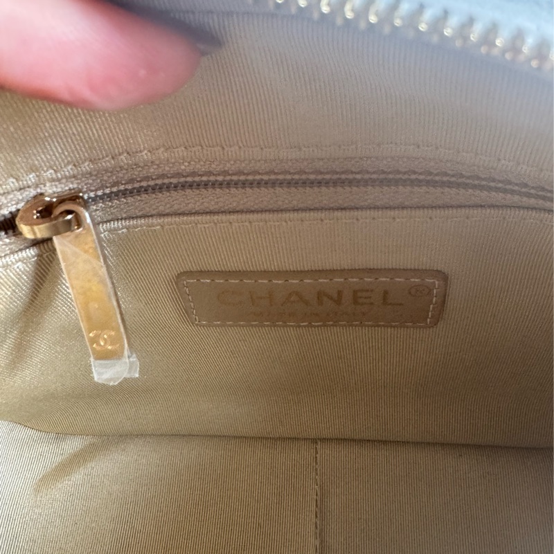 Chanel白色金立體字母相機包❤️部分膠膜未撕-29