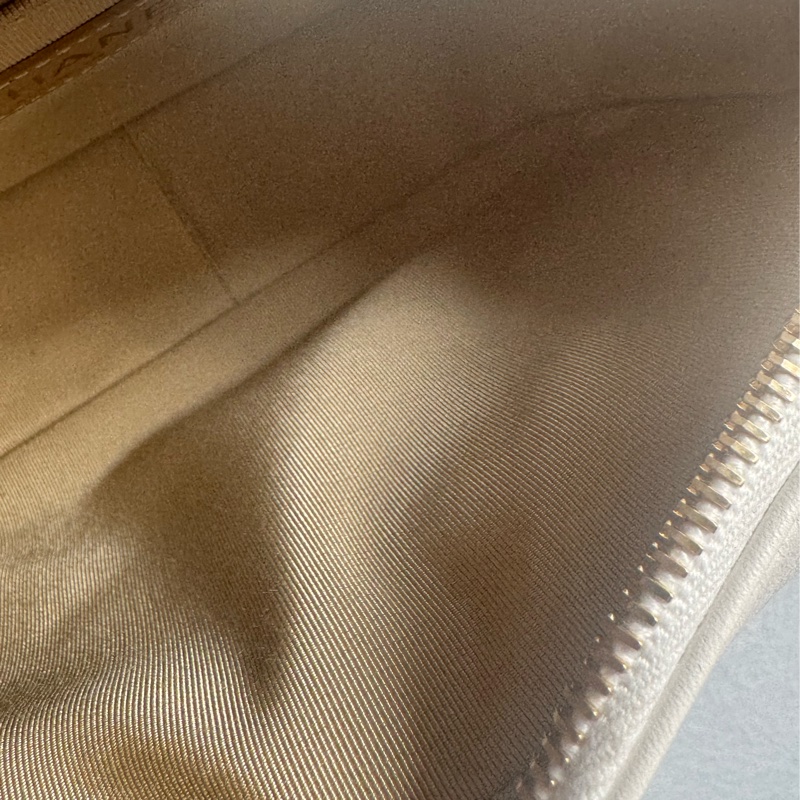 Chanel白色金立體字母相機包❤️部分膠膜未撕-31