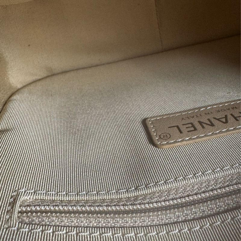 Chanel白色金立體字母相機包❤️部分膠膜未撕-33