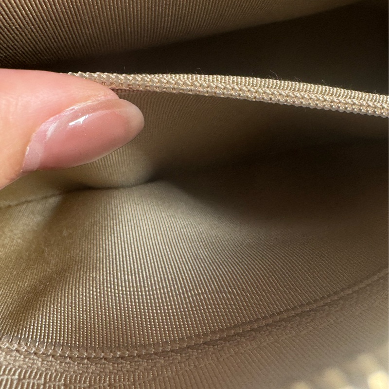 Chanel白色金立體字母相機包❤️部分膠膜未撕-34