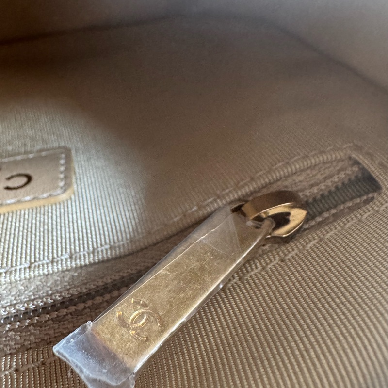 Chanel白色金立體字母相機包❤️部分膠膜未撕-35
