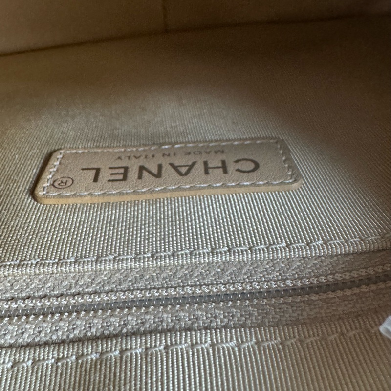 Chanel白色金立體字母相機包❤️部分膠膜未撕-36