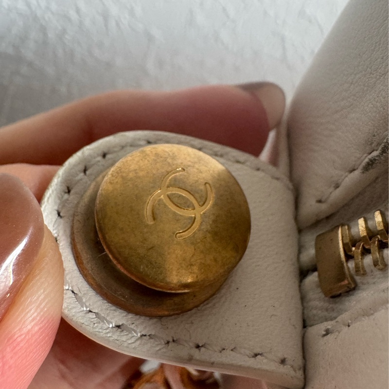 Chanel白色金立體字母相機包❤️部分膠膜未撕-37