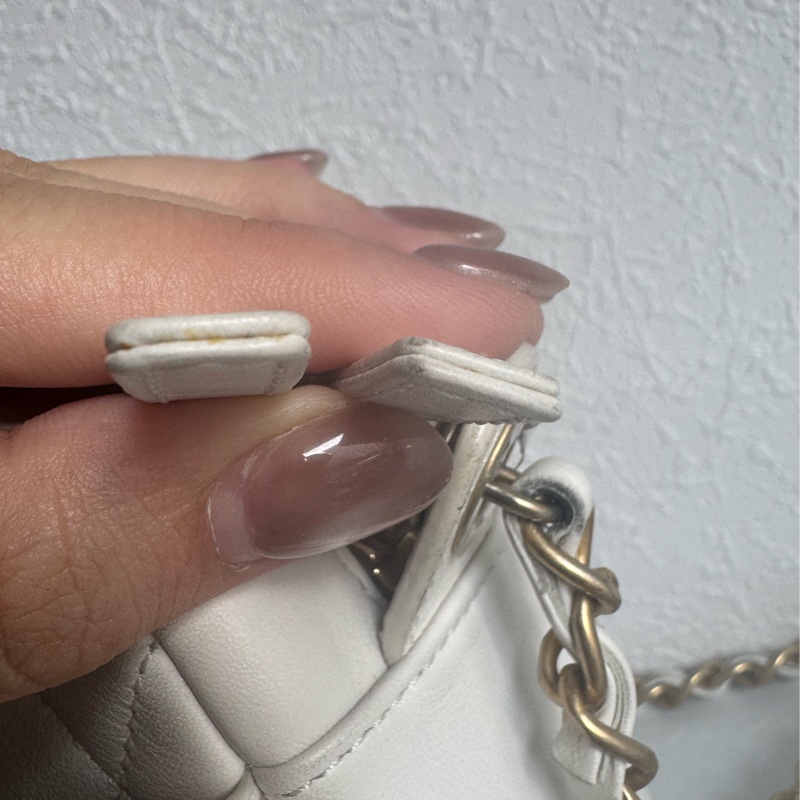 Chanel白色金立體字母相機包❤️部分膠膜未撕-38