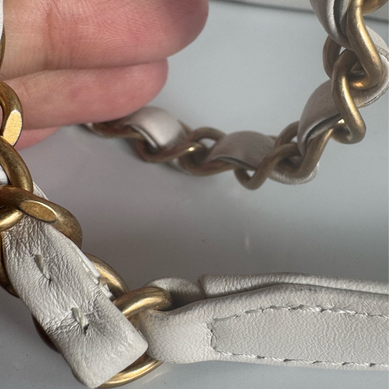 Chanel白色金立體字母相機包❤️部分膠膜未撕-47