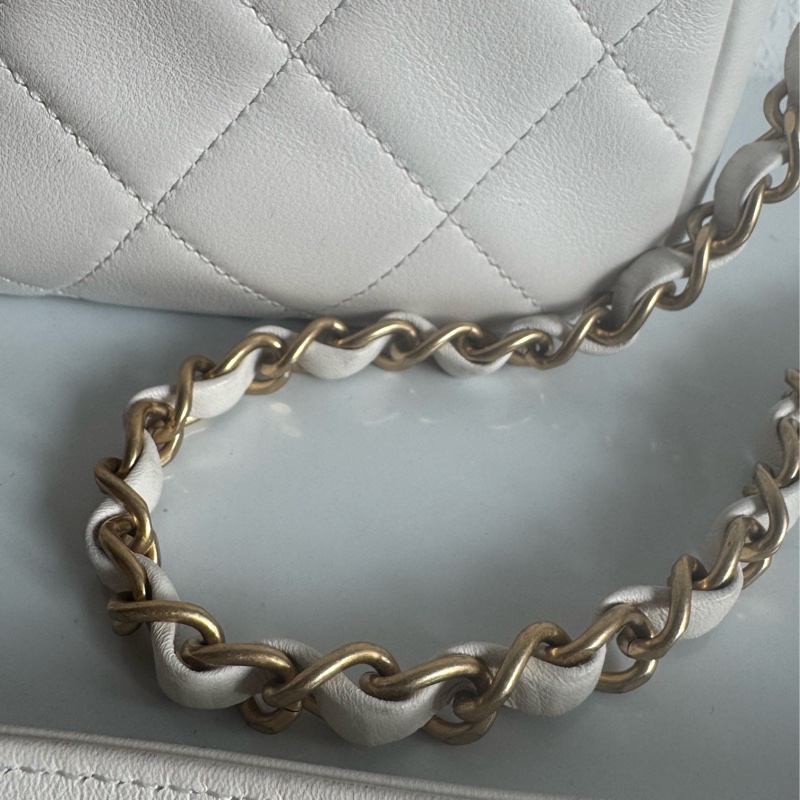 Chanel白色金立體字母相機包❤️部分膠膜未撕-56