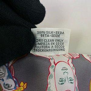 ＊奢華大道國際精品＊【H0387】HERMES灰色人物圖騰 Twilly絲巾-3