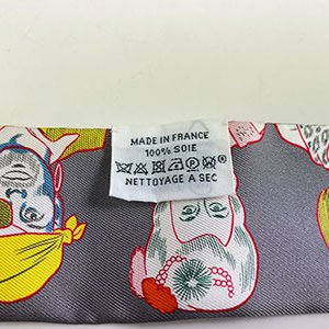 ＊奢華大道國際精品＊【H0387】HERMES灰色人物圖騰 Twilly絲巾-4
