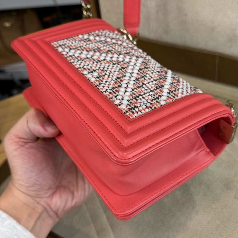 上架中🔑Chanel 粉橘珍珠編織BOY 20翻蓋鍊包-9