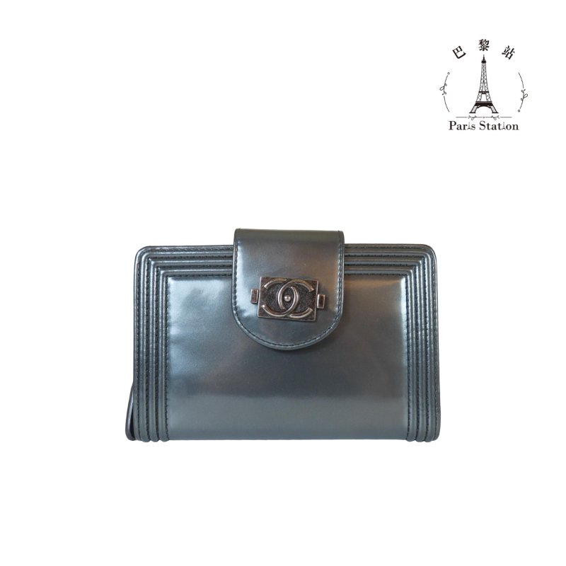 【巴黎站二手名牌專賣店】＊現貨＊CHANEL 香奈兒 真品＊經典BOY鐵灰銀色漆皮釦式短夾-0