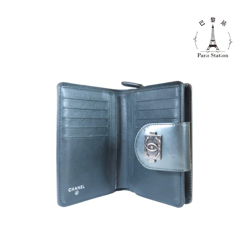 【巴黎站二手名牌專賣店】＊現貨＊CHANEL 香奈兒 真品＊經典BOY鐵灰銀色漆皮釦式短夾-3