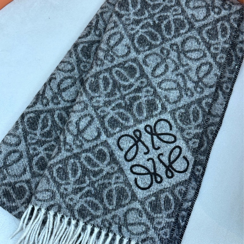 【全新🆕】LOEWE Anagram scarf羊絨羊毛刺繡 圍巾頸巾 深灰色-4