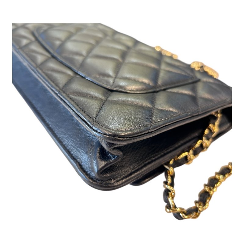 CHANEL黑金羊皮菱格紋WOC鏈包-3