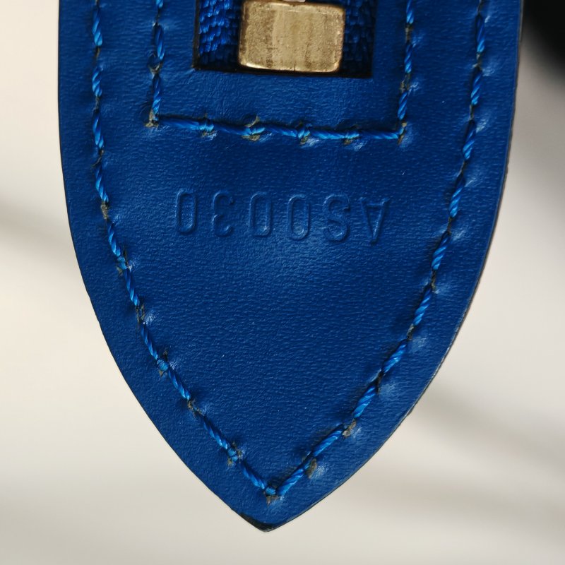 LV Saint Jacques 藍色 EPI水波紋 牛皮 長肩帶-4