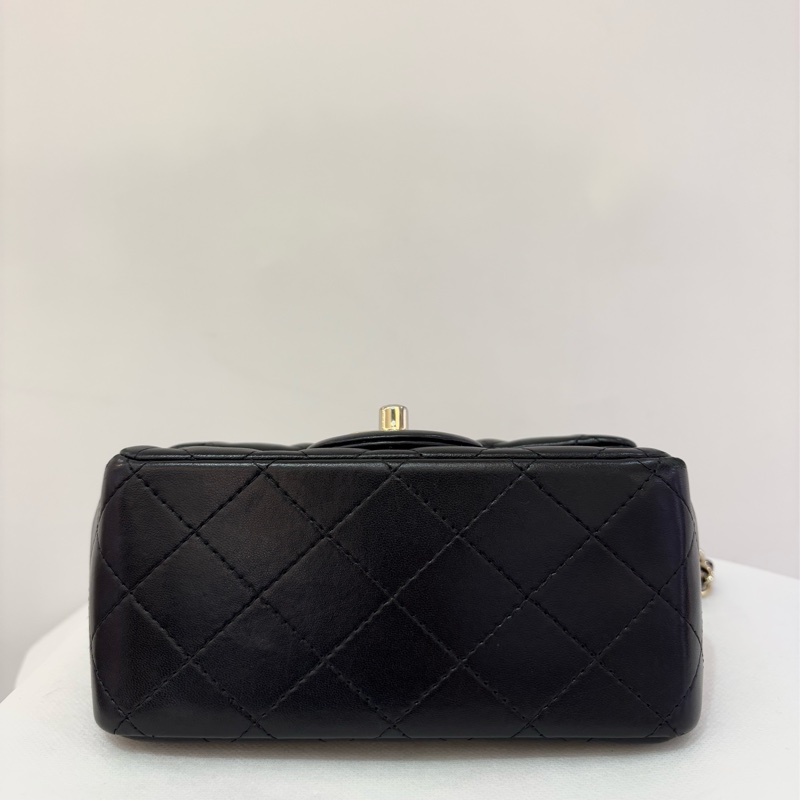 CHANEL黑羊皮金釦方胖17cm-5