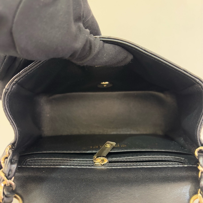 CHANEL黑羊皮金釦方胖17cm-9