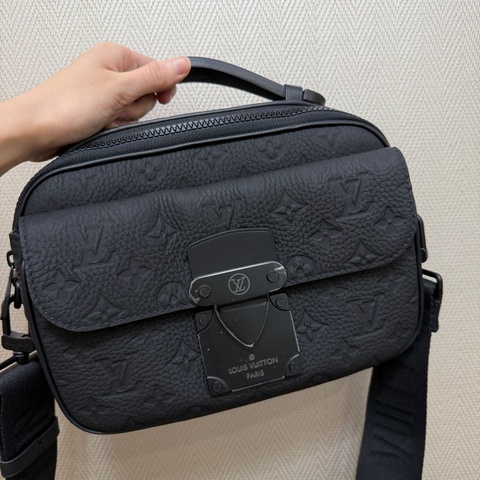 LV 黑牛皮壓紋S-Lock黑釦手提斜背郵差包M58489