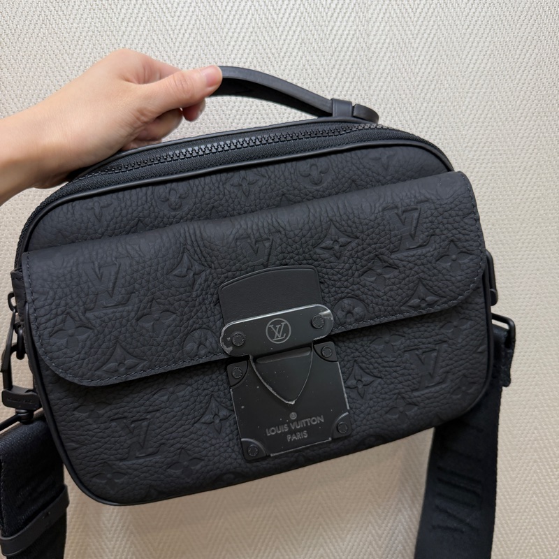 LV 黑牛皮壓紋S-Lock黑釦手提斜背郵差包M58489-0