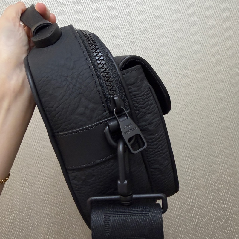 LV 黑牛皮壓紋S-Lock黑釦手提斜背郵差包M58489-3