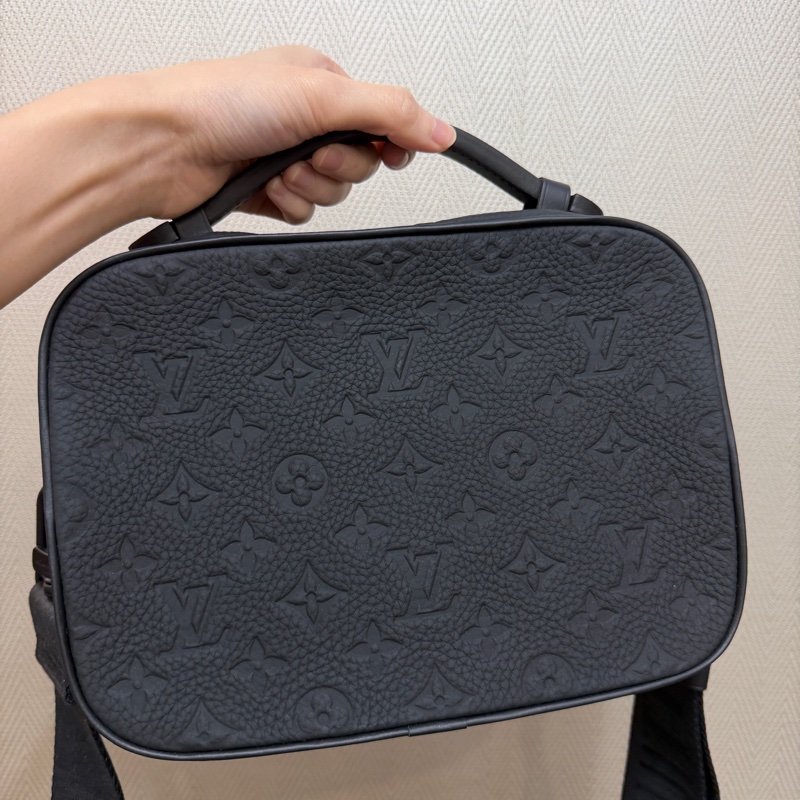 LV 黑牛皮壓紋S-Lock黑釦手提斜背郵差包M58489-4