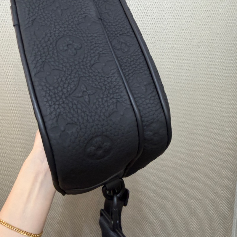 LV 黑牛皮壓紋S-Lock黑釦手提斜背郵差包M58489-7